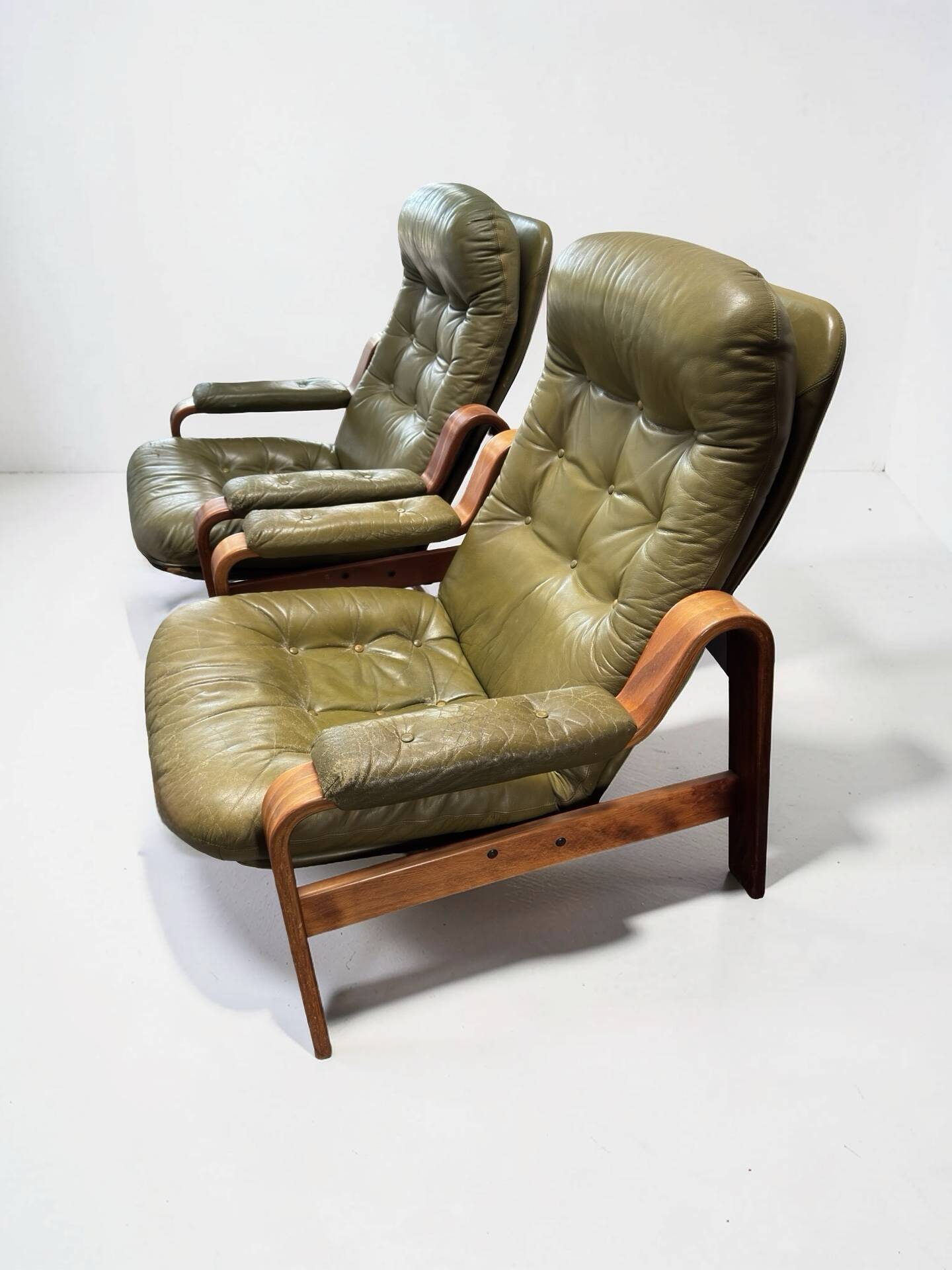 Ensemble de 2 fauteuils de salon vert olive – Göte Möbler, Suède, années 1970