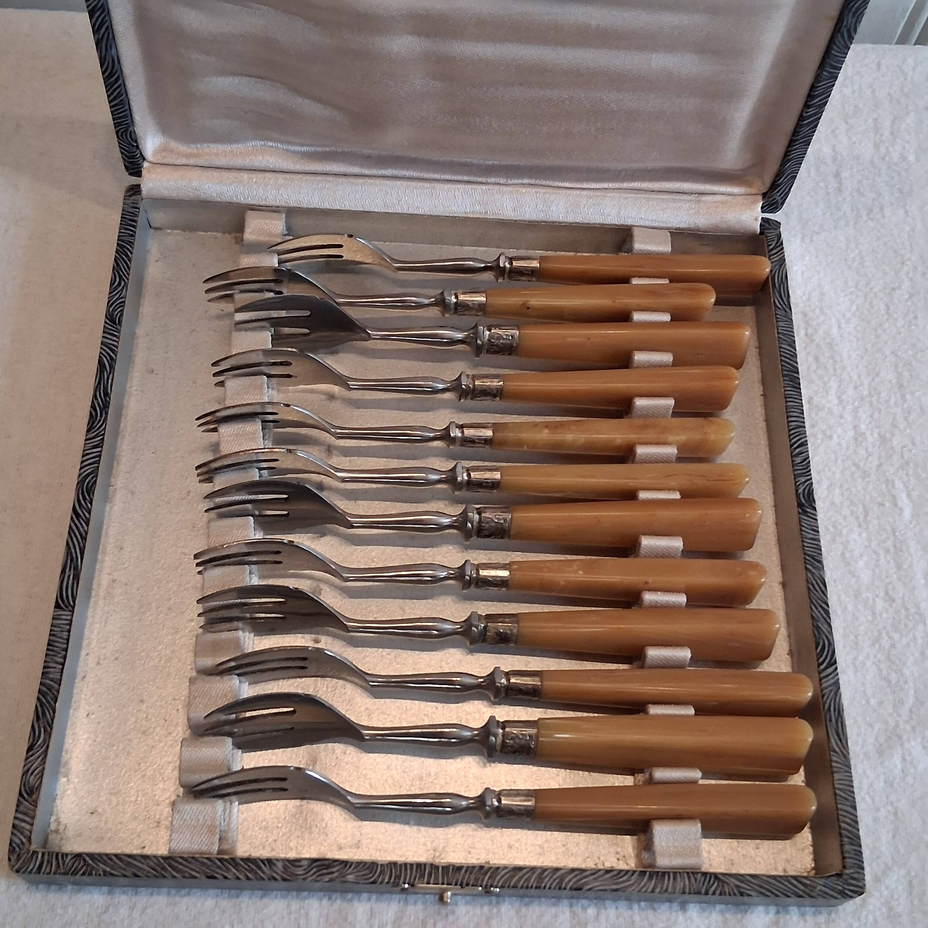 Box of 12 dessert forks in very good condition.