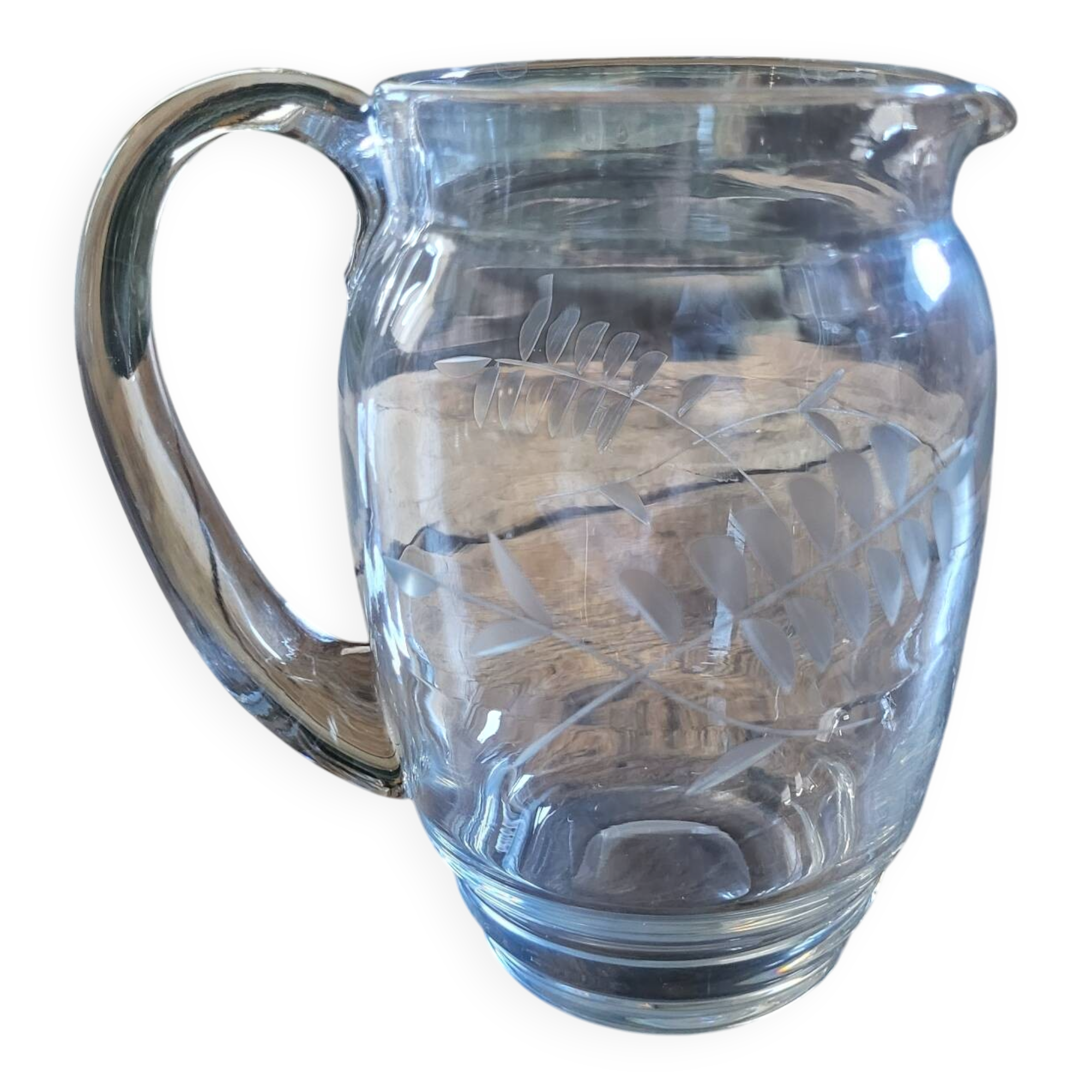 Pichet en verre gravé, décor feuillage, années 50