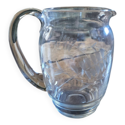 Pichet en verre gravé, décor feuillage, années 50