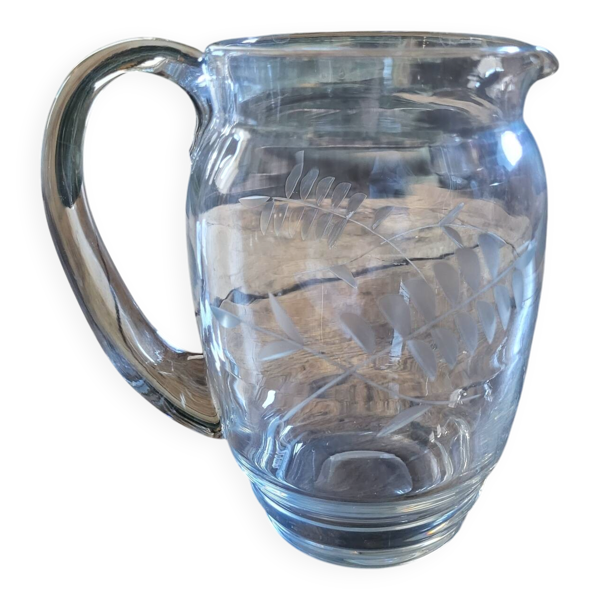 Pichet en verre gravé, décor feuillage, années 50