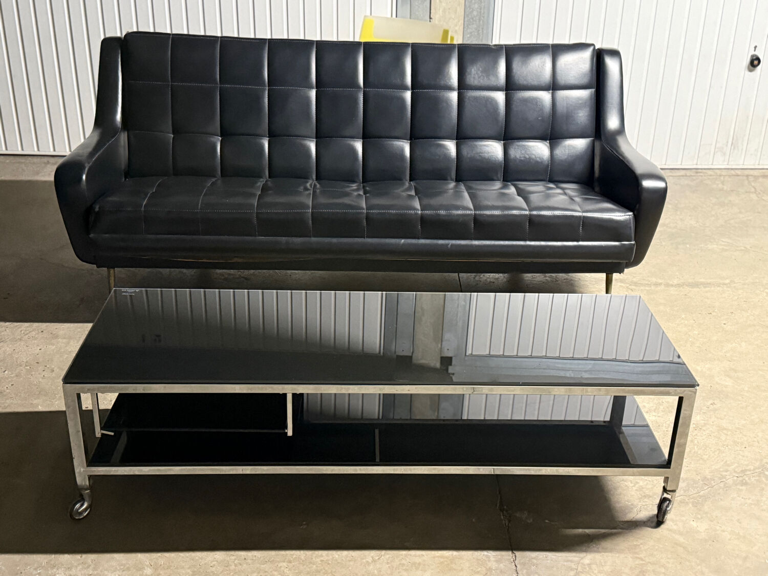 Table basse design vintage chrome et verre fumé noir sur roulettes
