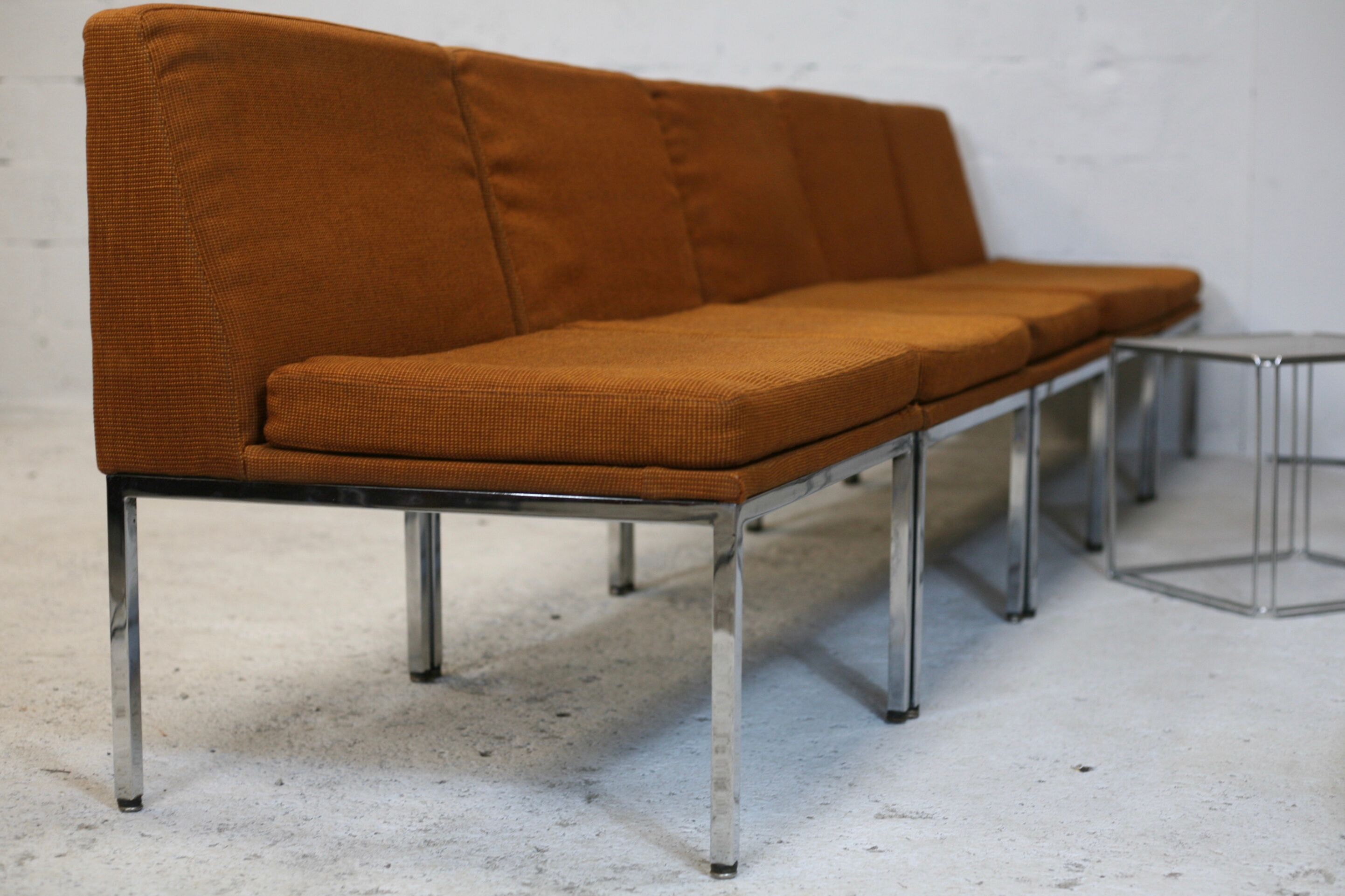 Ensemble de 10 chauffeuses de Louis Baillon, édition Planforms formant canapé modulable, circa 1950