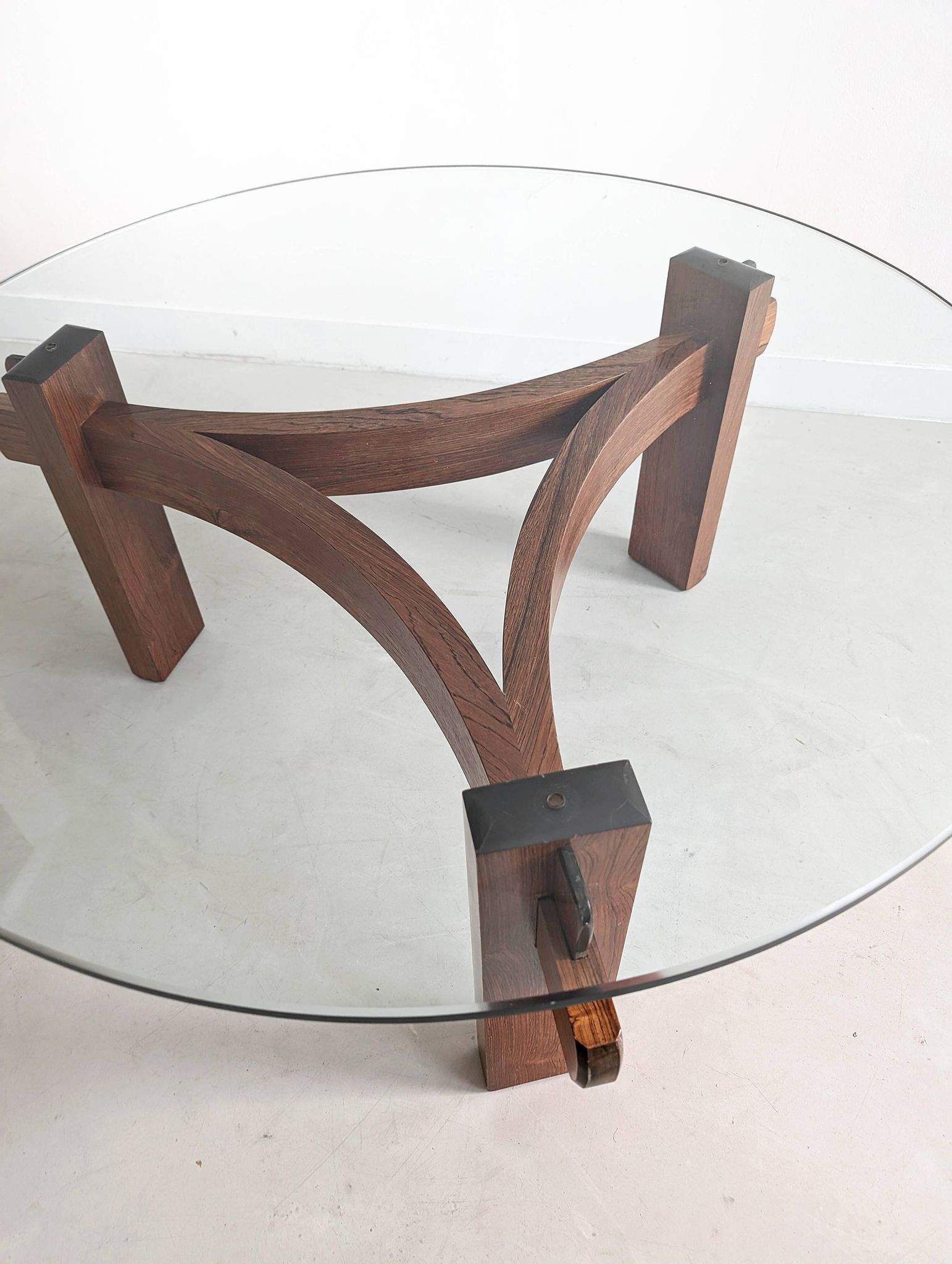 Table basse brutaliste en palissandre, années 1970