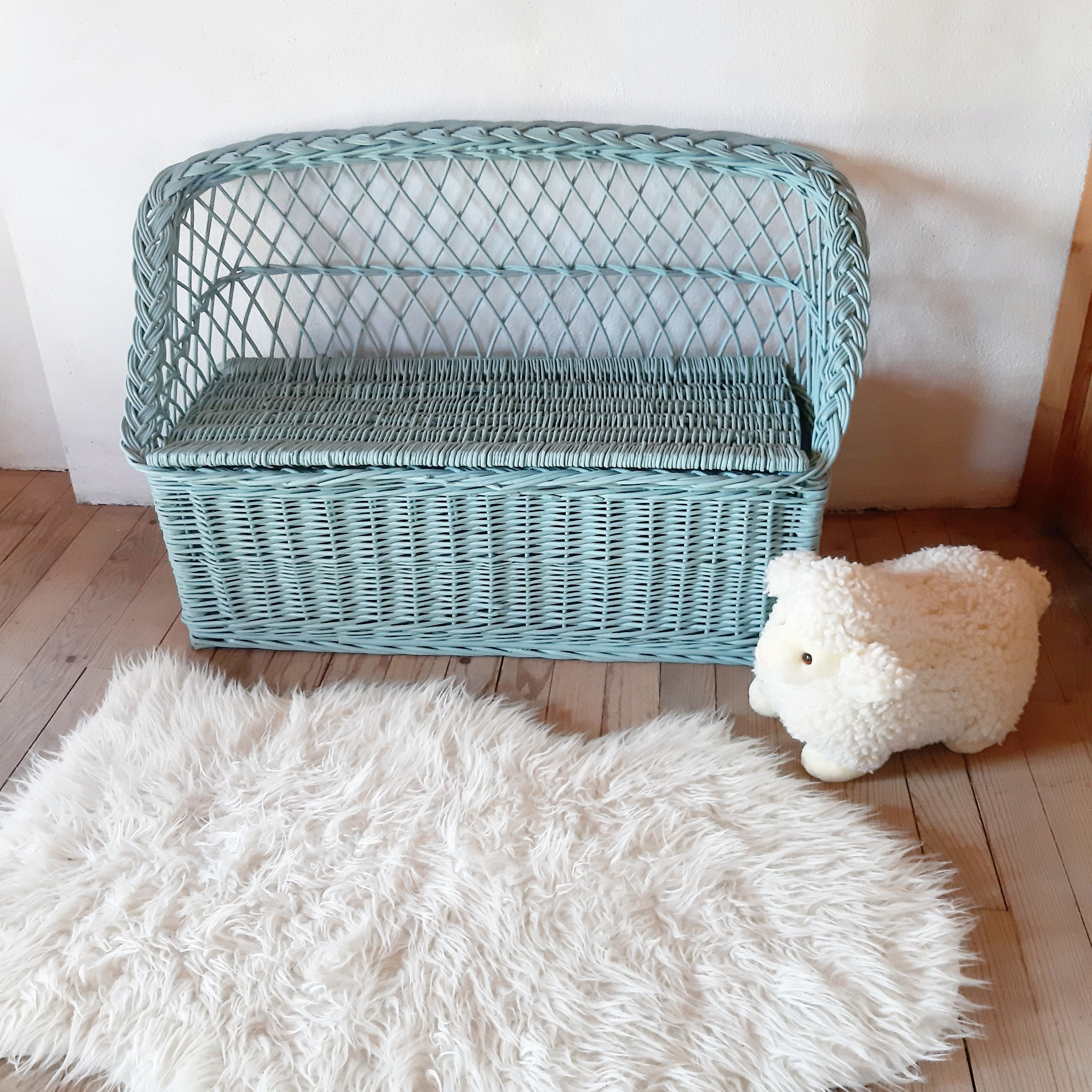 Banquette coffre à jouets vintage en osier