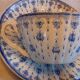 2 tasses à café avec leur soucoupe, aux motifs bleus d'abeilles