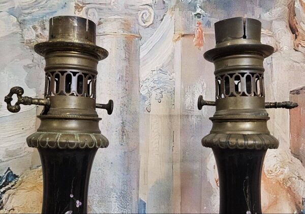 Paire de lampes d’époque Napoléon III, avec des fûts en porcelaine noire émaillée