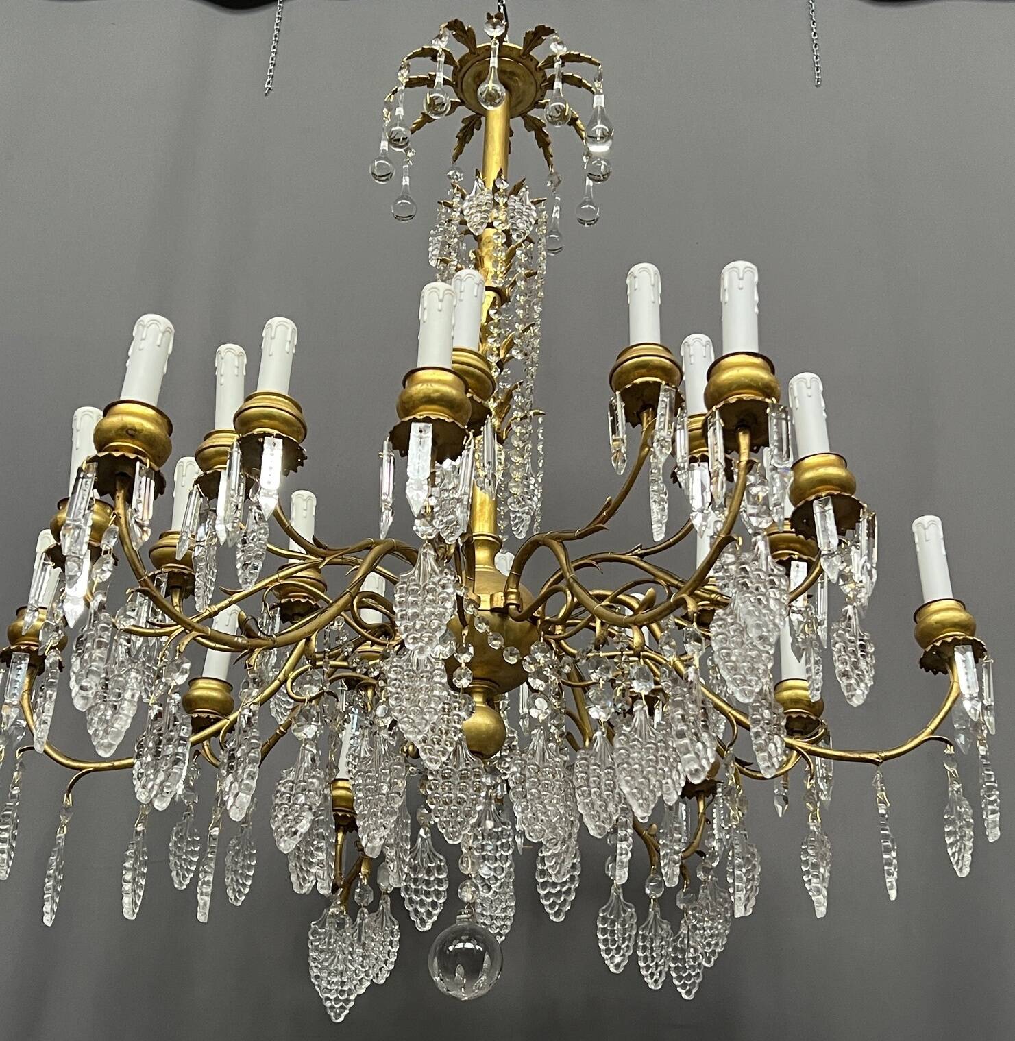 Antique chandelier with 24 light points. Bronze, solid crystal.