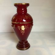 Vase camée et cabochons rouges en verre bordeaux