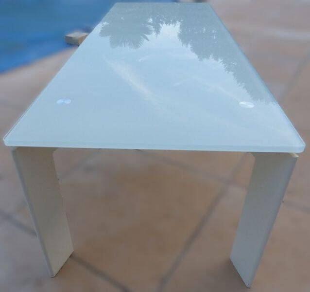 Long modern coffee table in glass and off-white metal - as new.