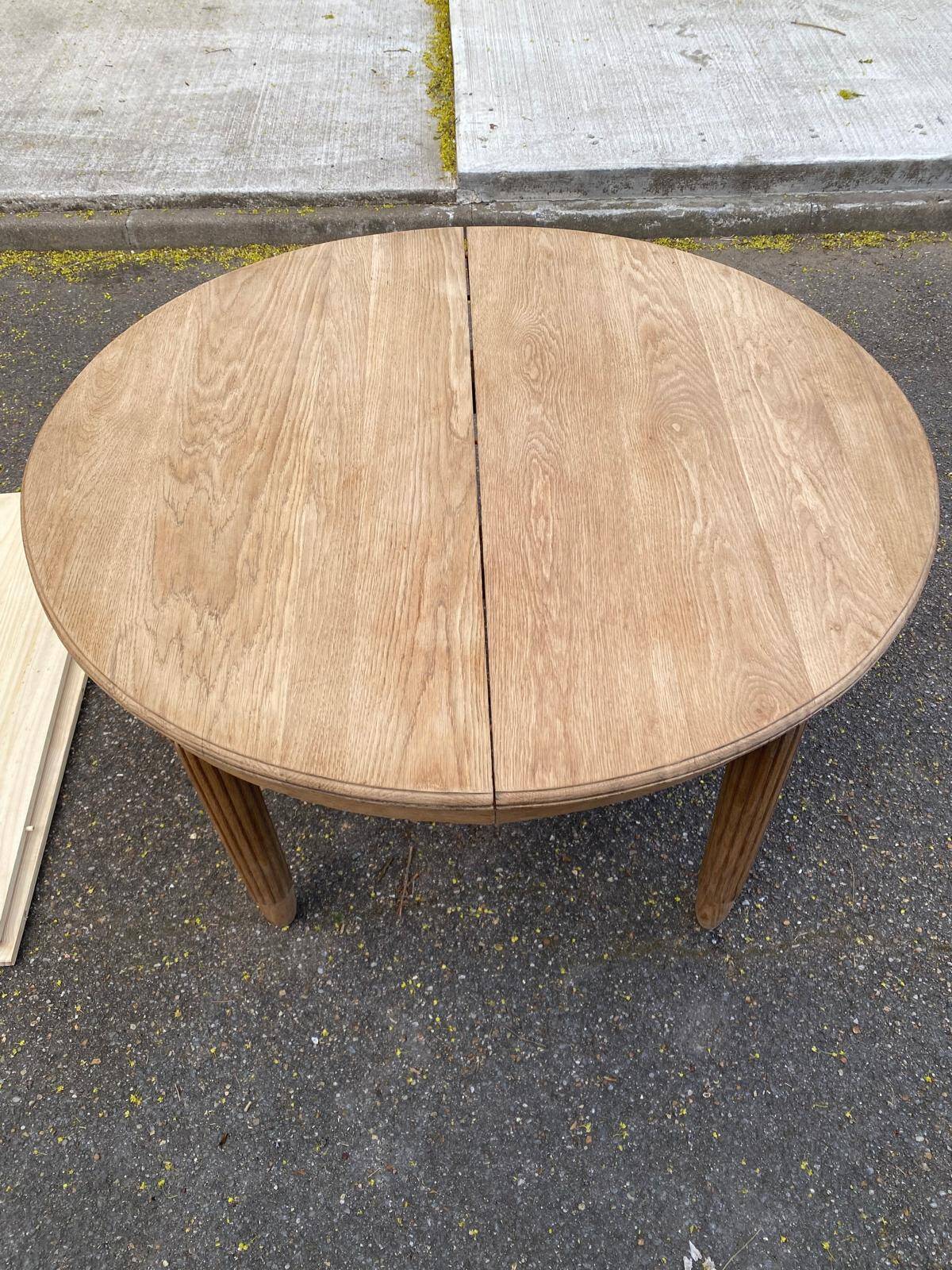 Renovated round Art Deco dining table, extendable, made of solid oak, 213cm.