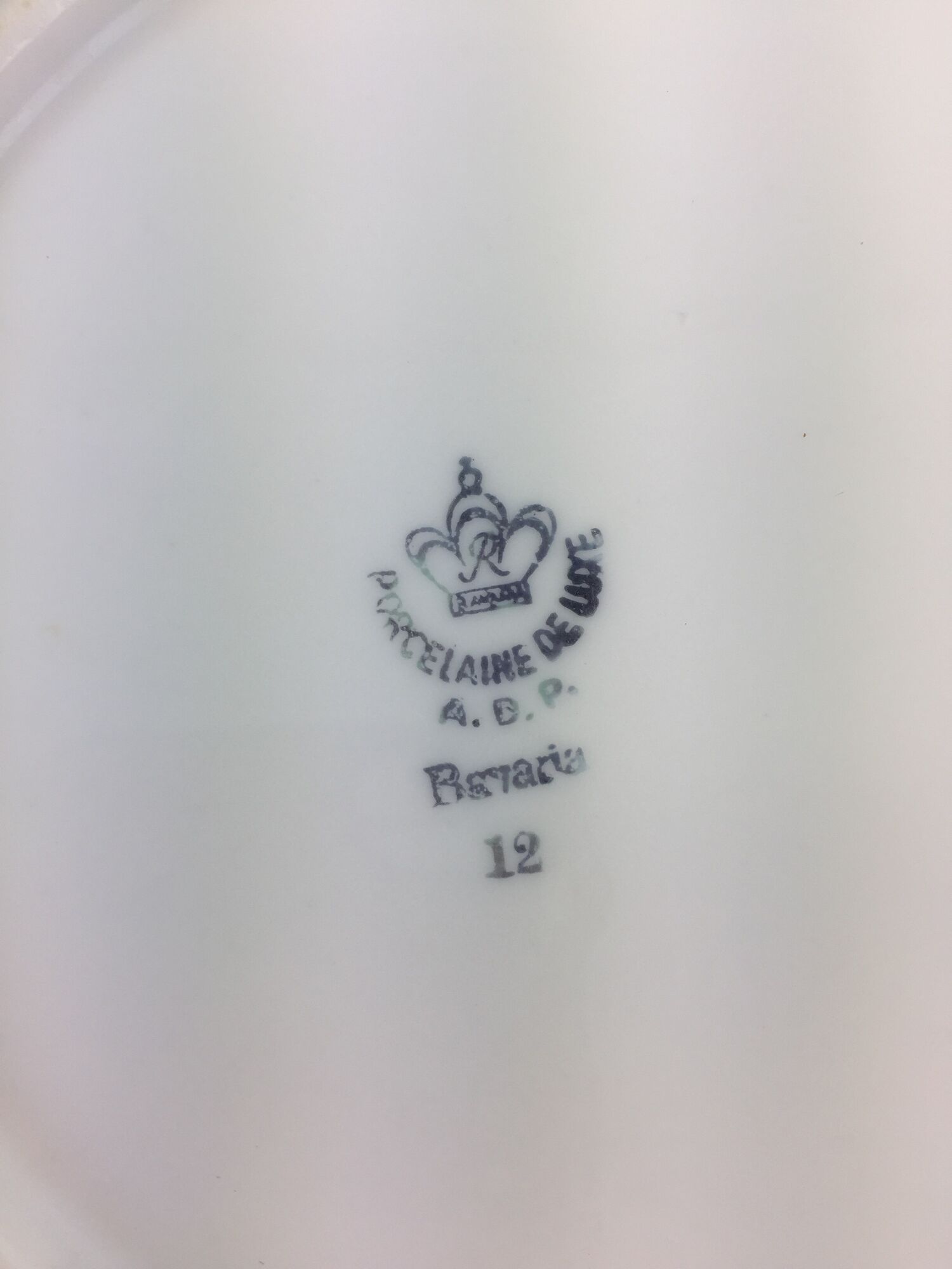 Hollow porcelain plates of pure white and gold