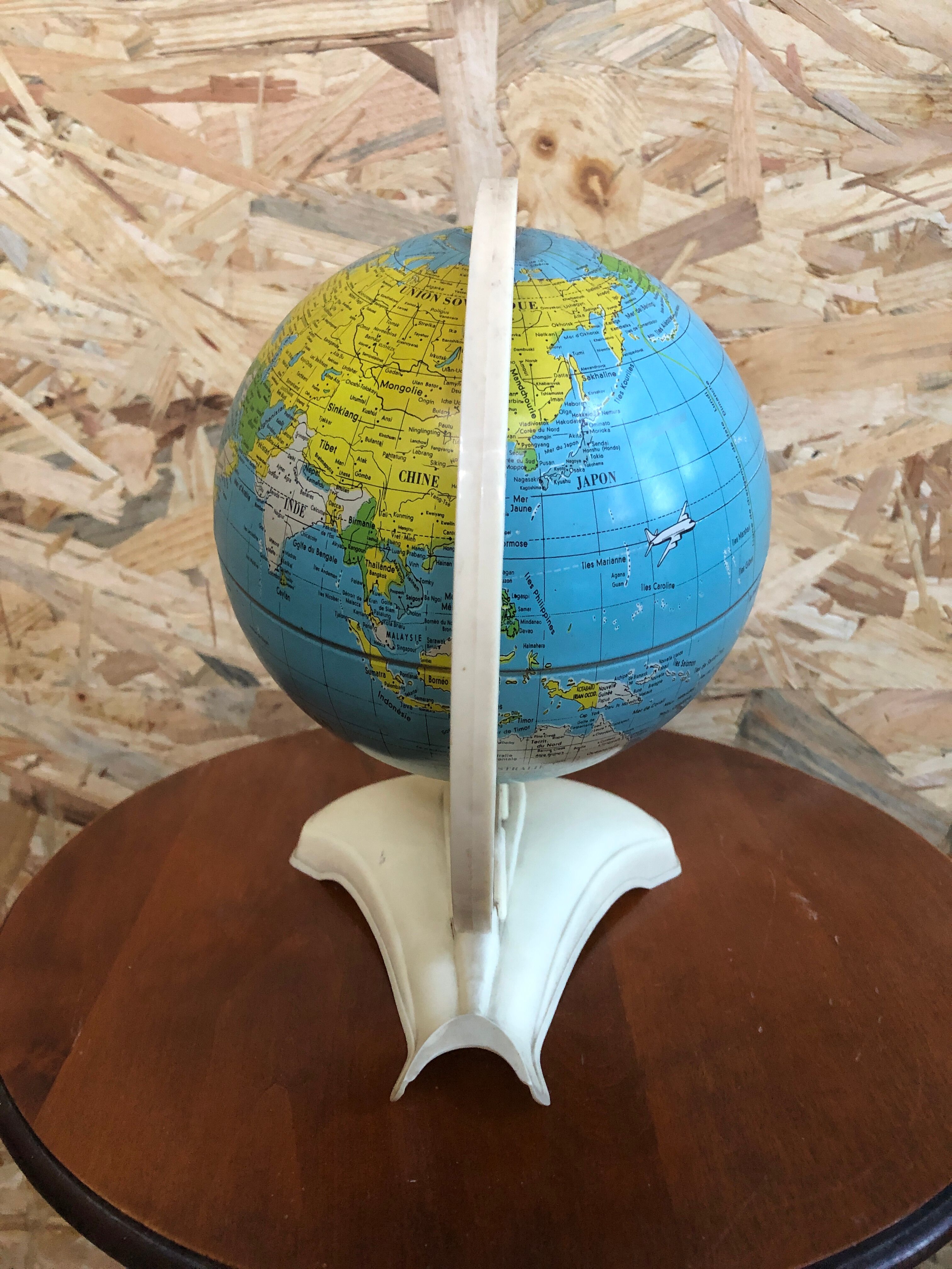 Old world map ms globe metal + bakelite base white vintage cream