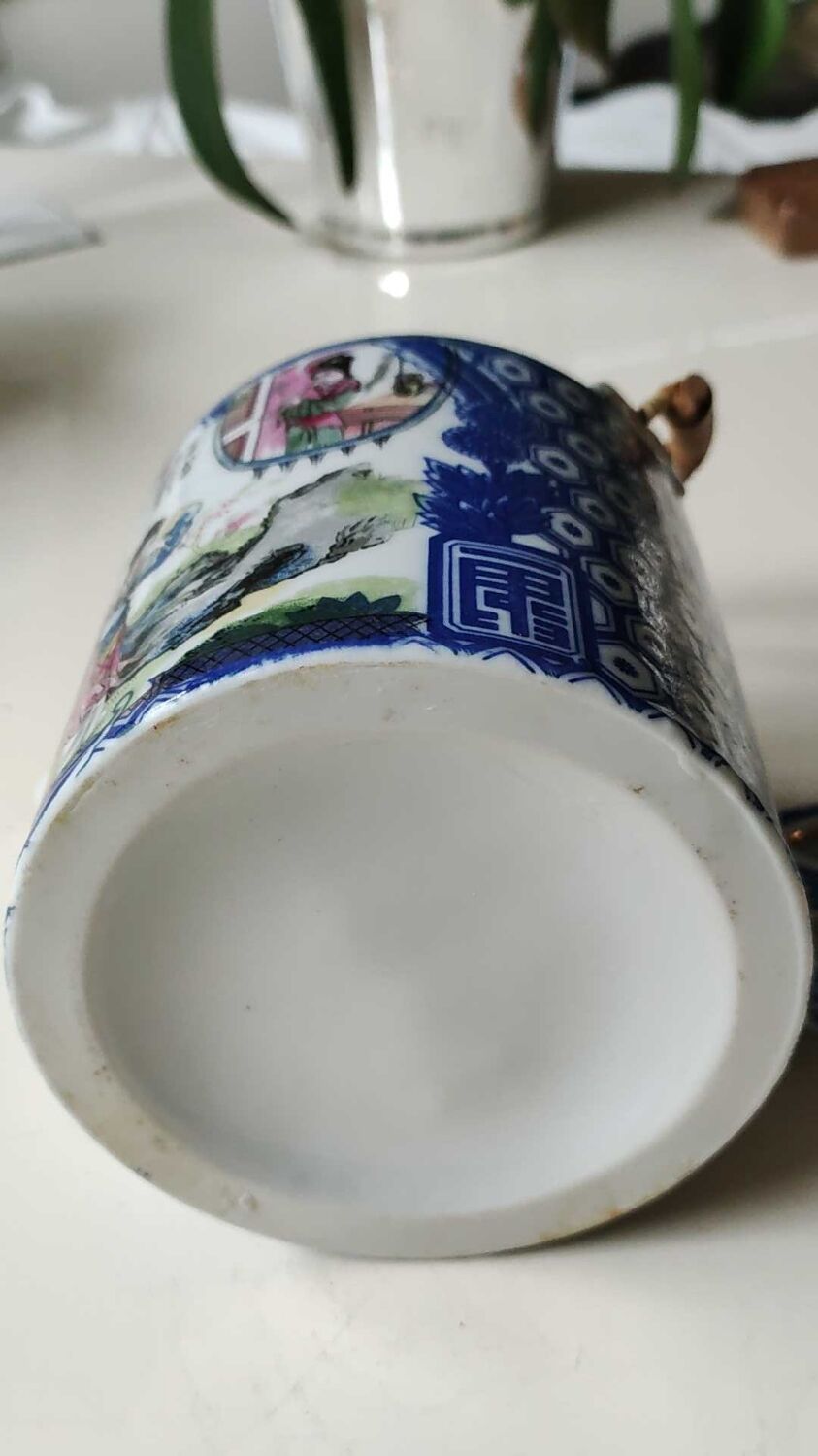 Japanese-inspired porcelain teapot.otifs Geishas kimonos, cherry blossoms