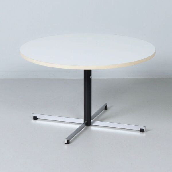 Table basse ronde modèle 3696 par Gispen, années 1970 – plateau en mélamine blanche et base en chrome