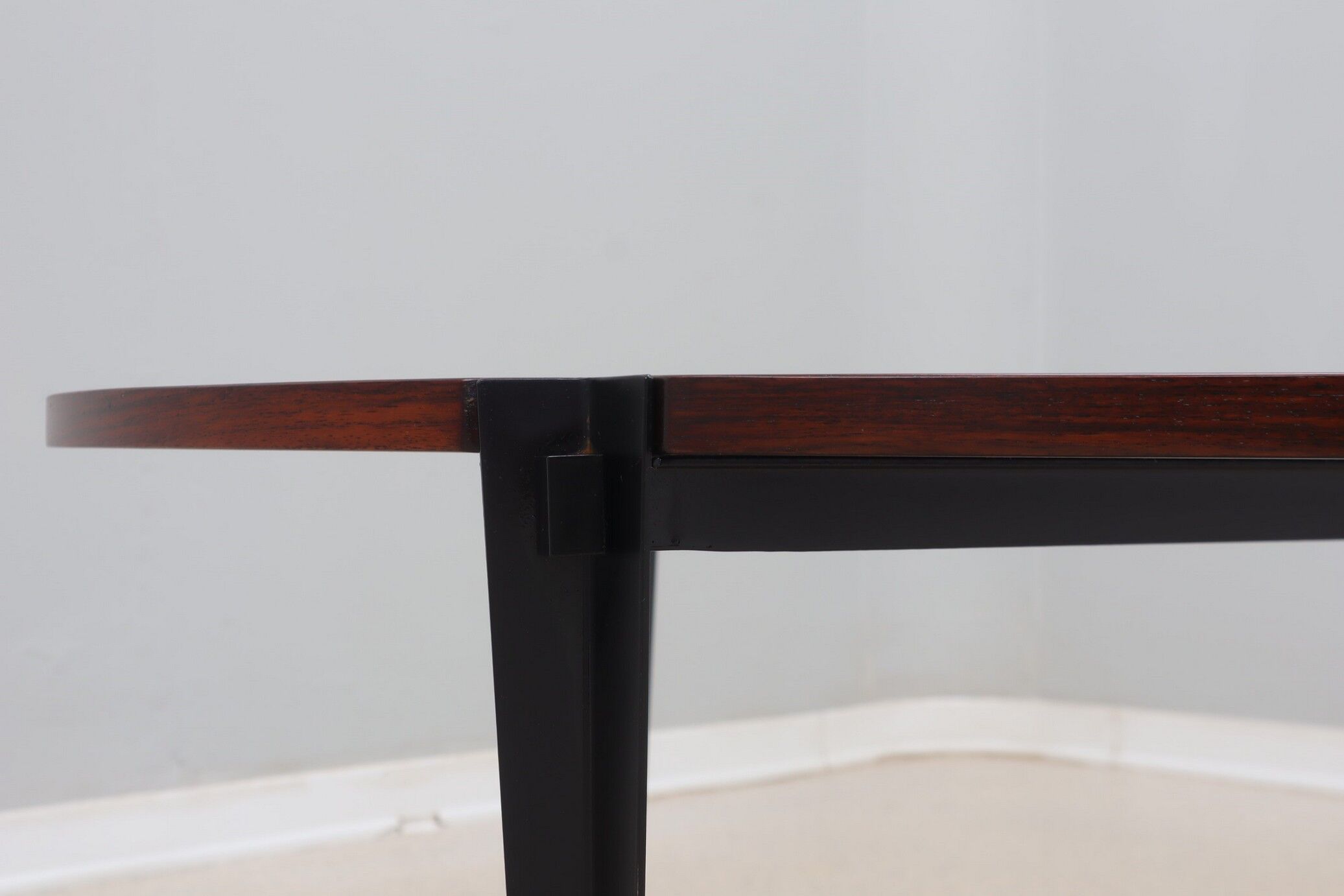 Osvaldo Borsani T61 round coffee table Tecno 1950s