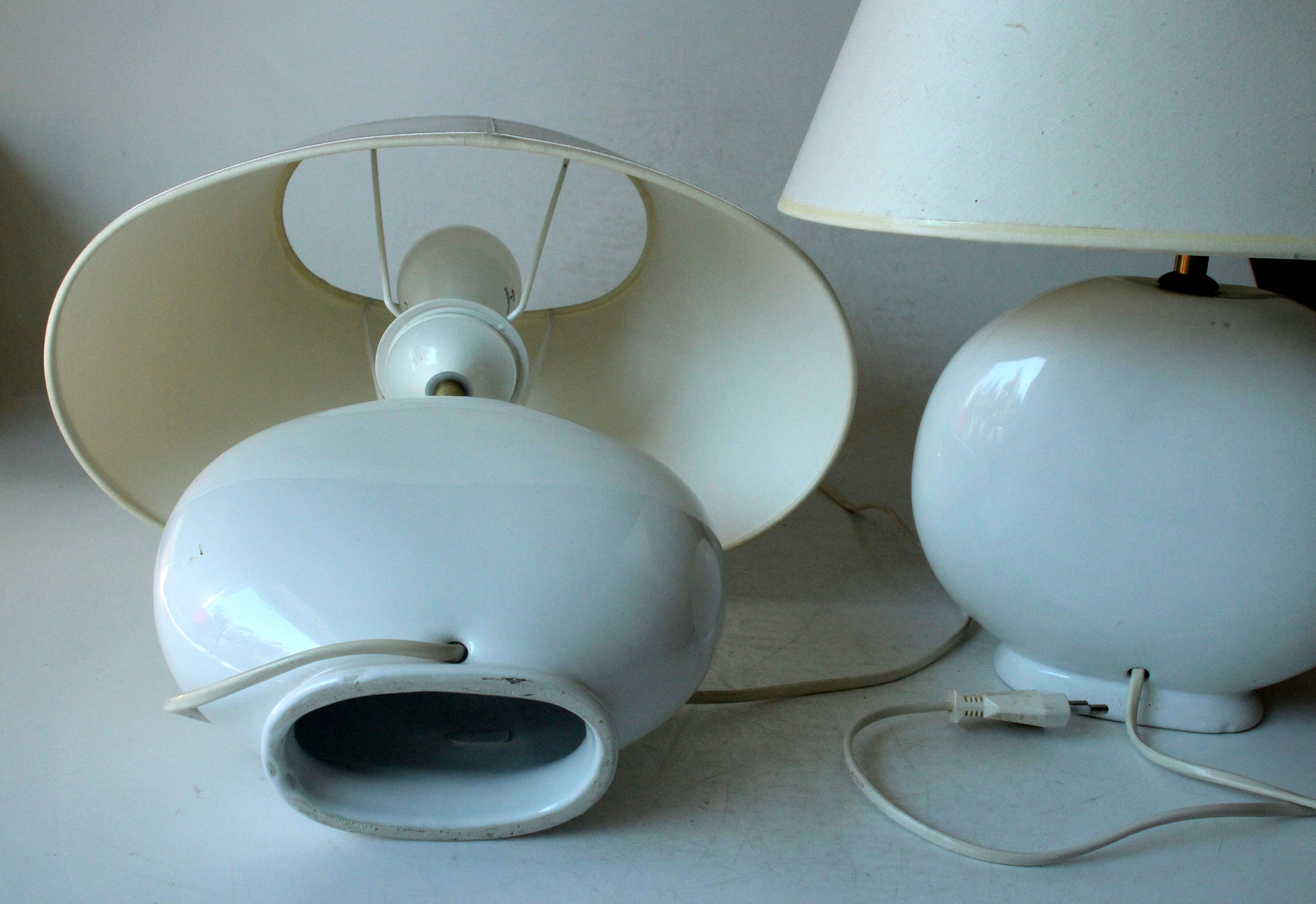 2 bedside lamps made of white ceramic with floral motifs and fabric lampshades, vintage from the 70s