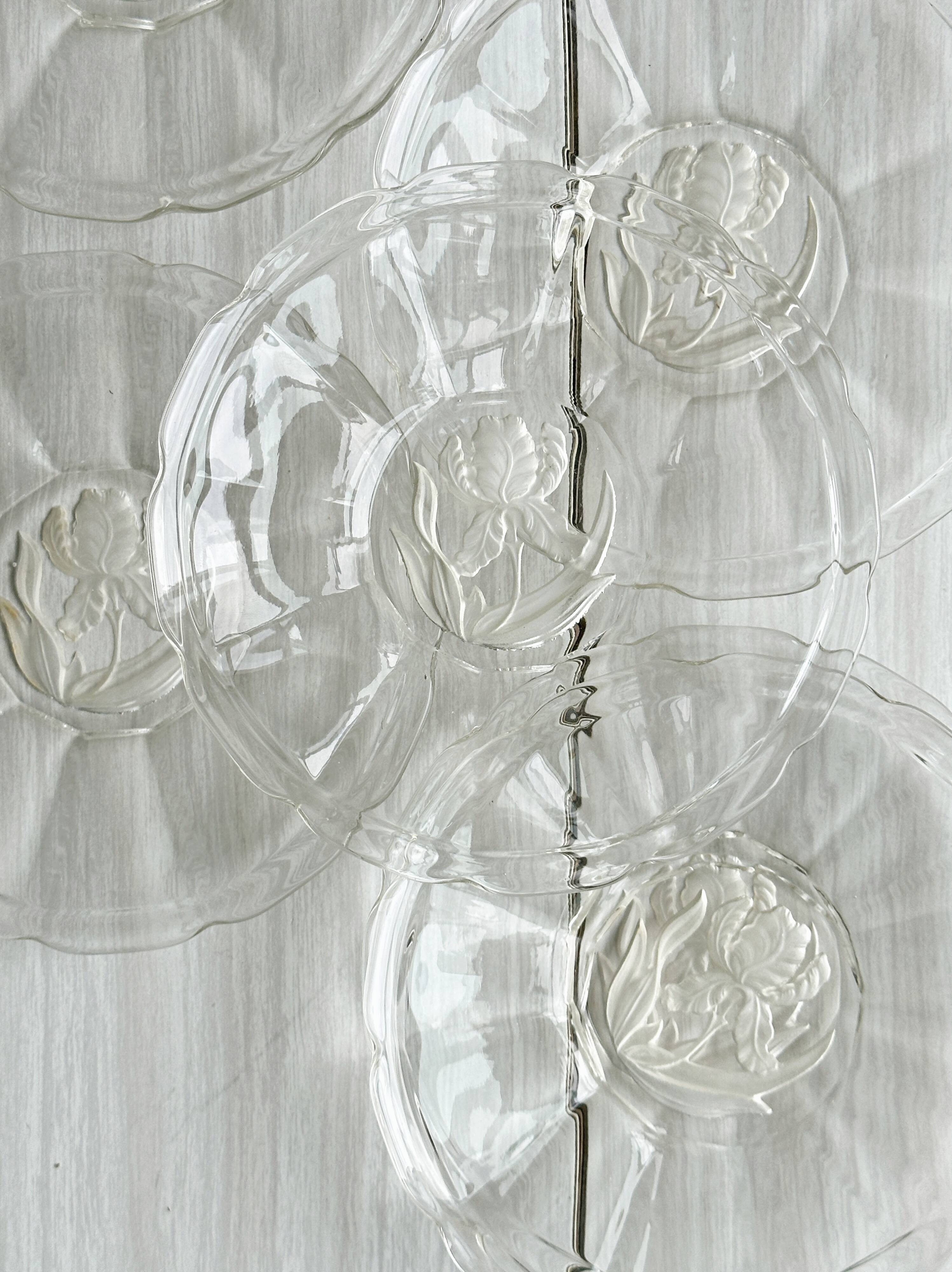 Set of 6 dessert plates, transparent glass with engraved flower pattern.