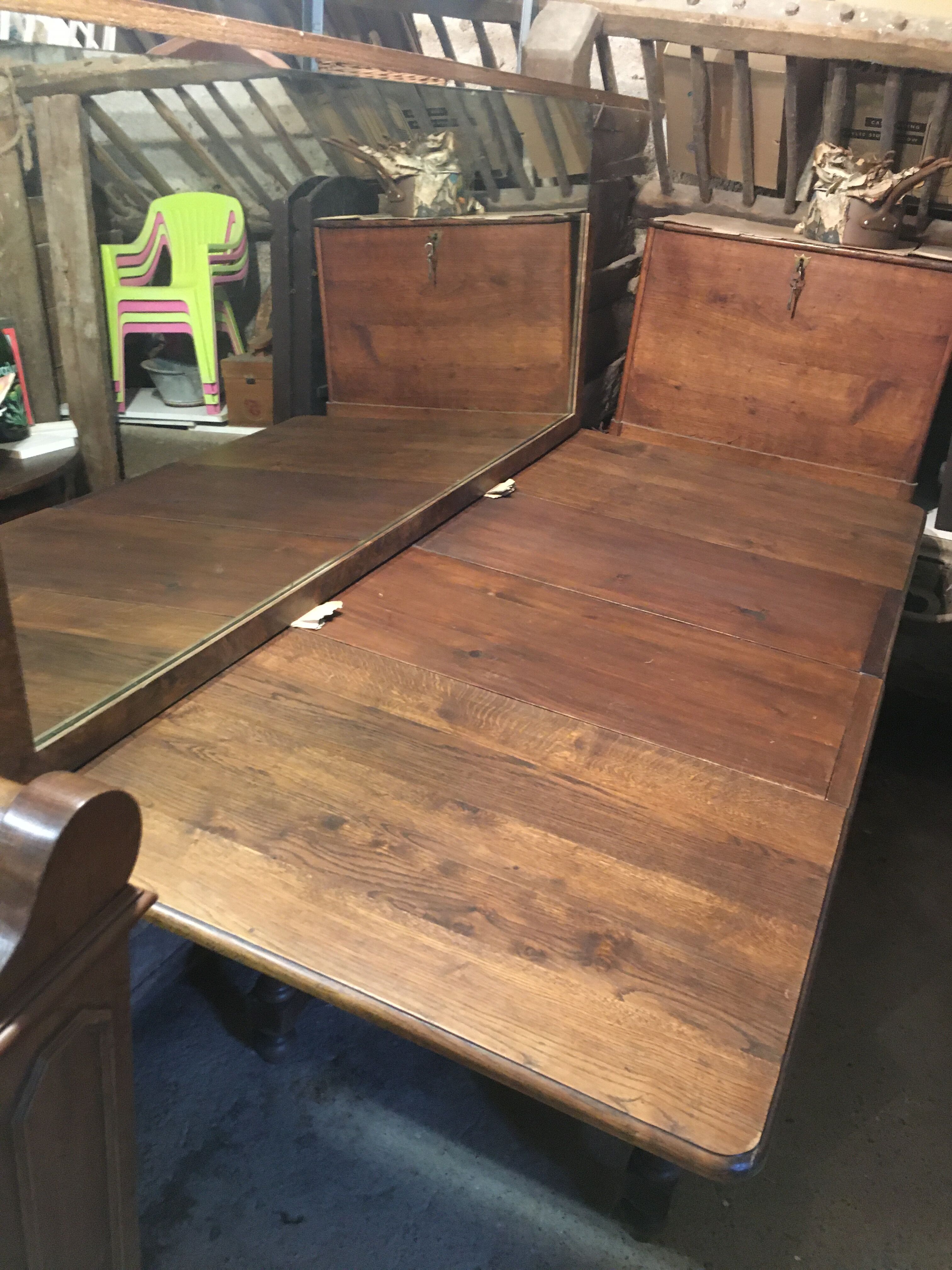 Extendable oak table