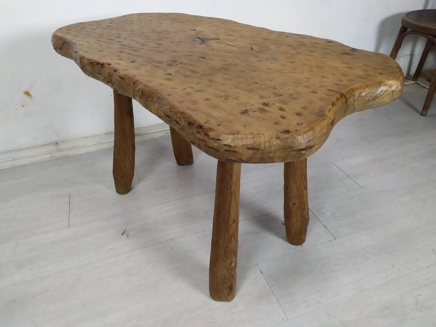 Table basse bois brutaliste
