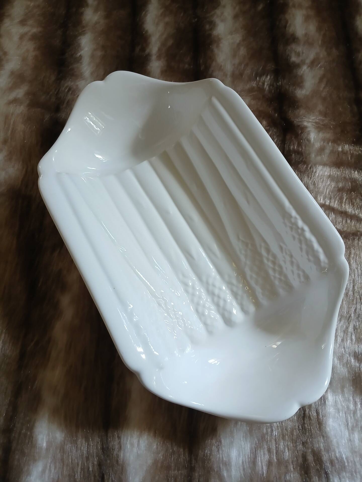 Old plate in slipware/asparagus