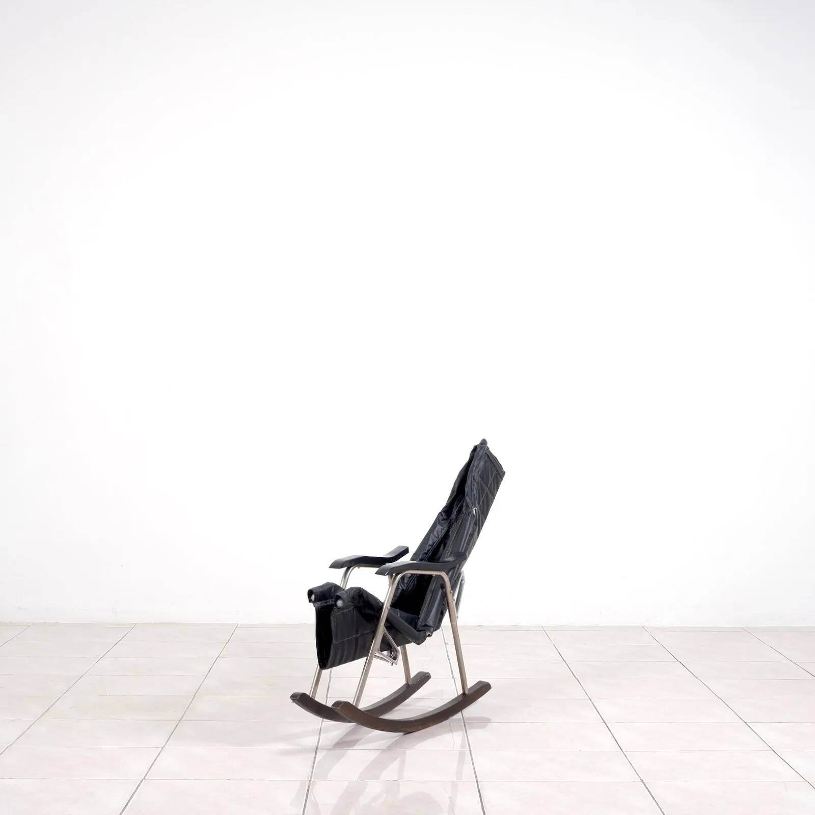 Foldable rocking chair by Takeshi Nii