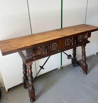 Baroque Spanish console table in carved walnut, 17th-18th century.