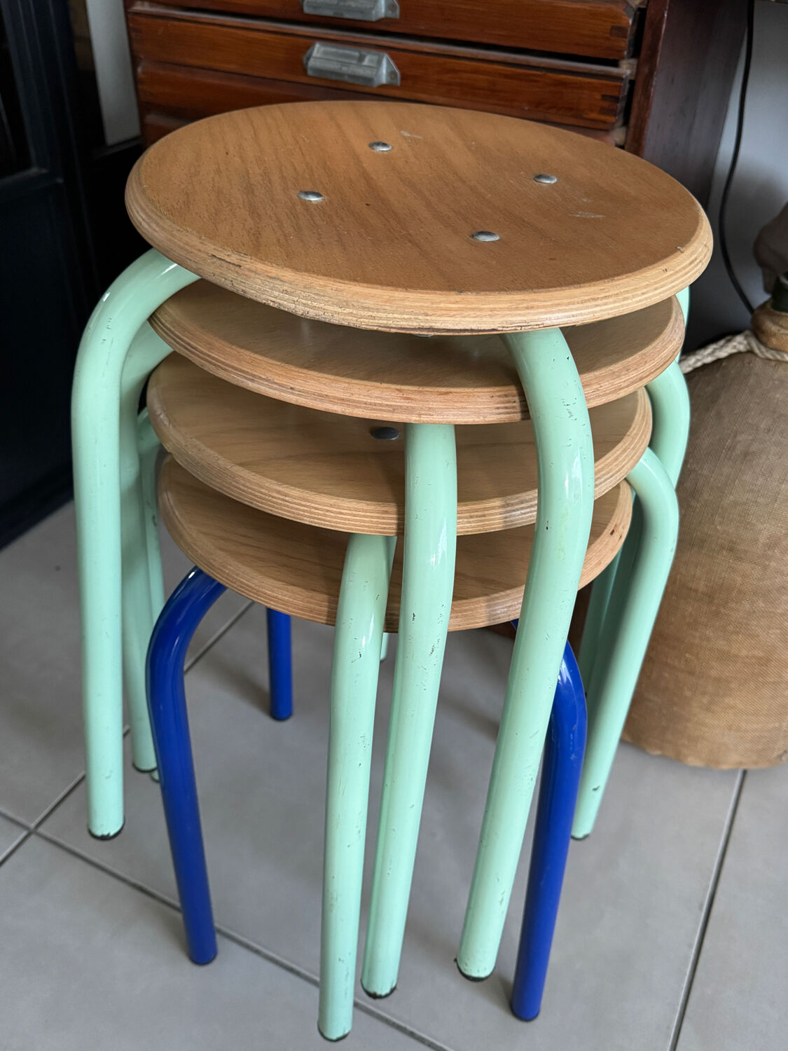 4 tabourets d’école vintage