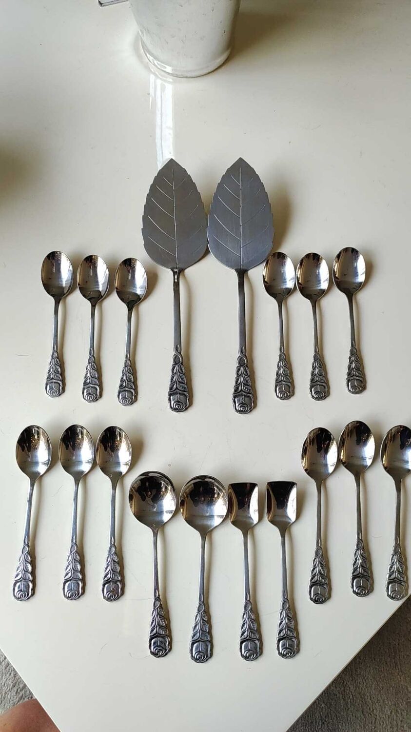 Stainless steel dessert/coffee service with 18 pieces. Rostfrei. Pink shape