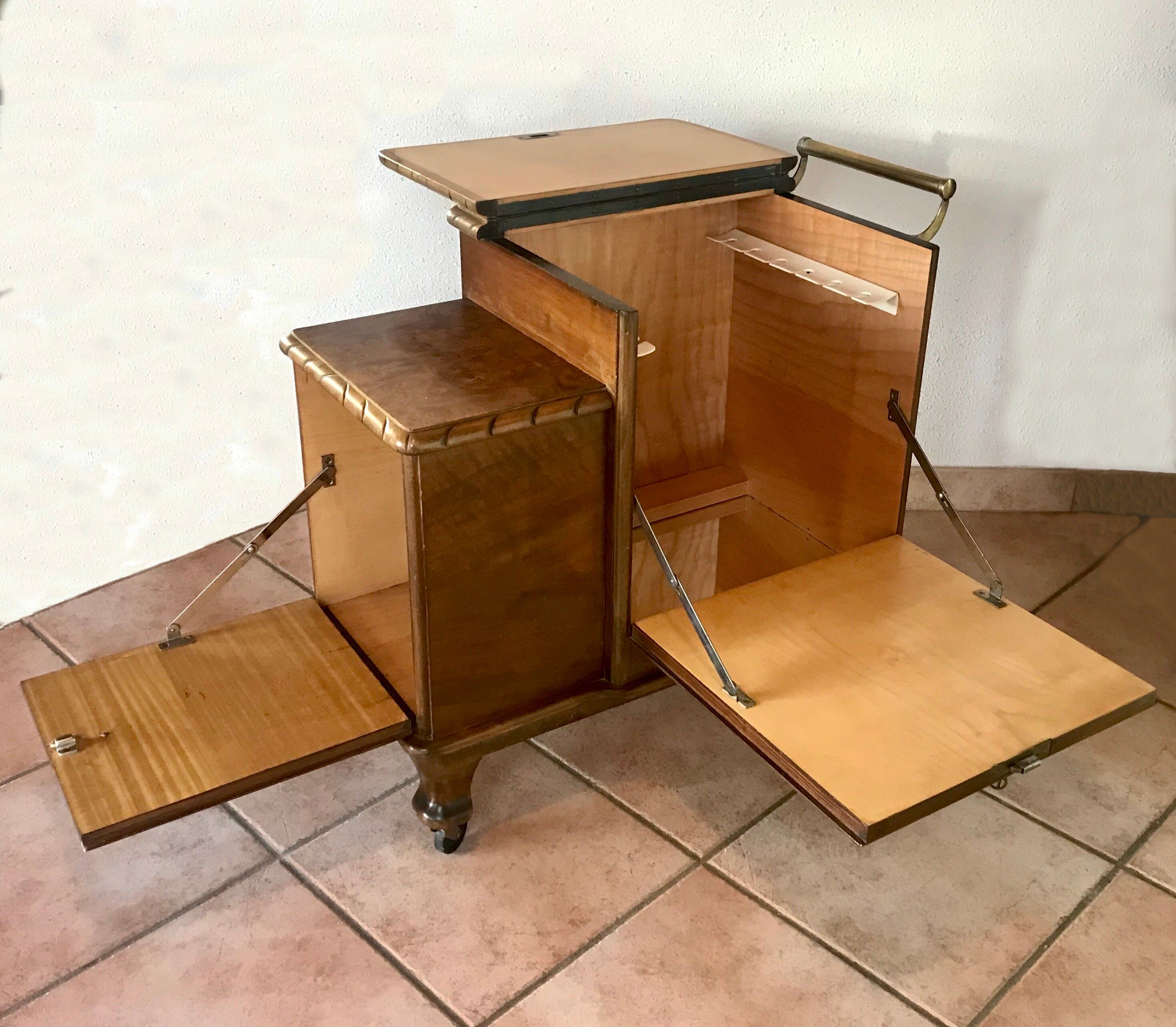 Trolley bar serves Art Deco