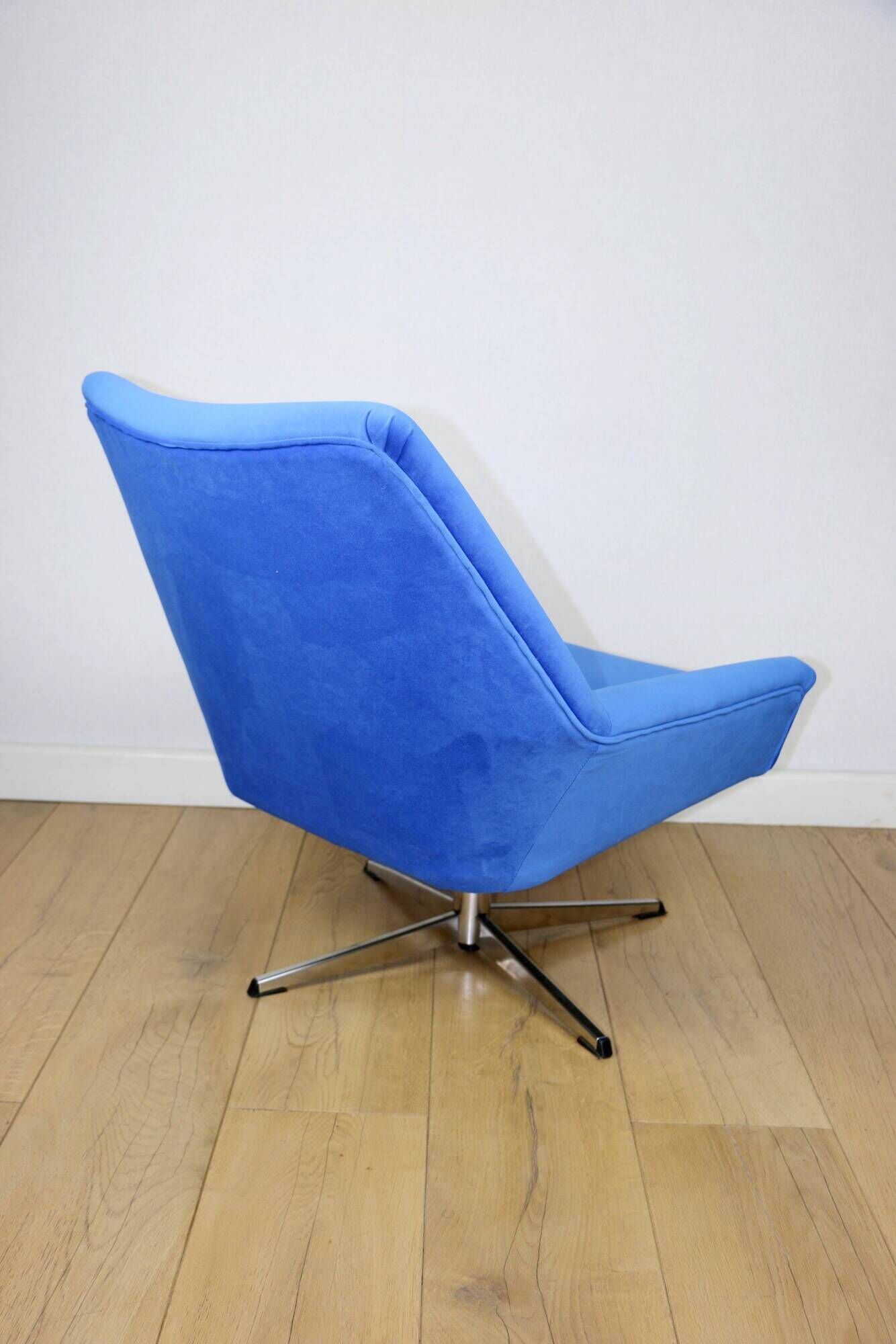 Vintage swivel armchair from DDR blue cornflower velvet from the Jade series
