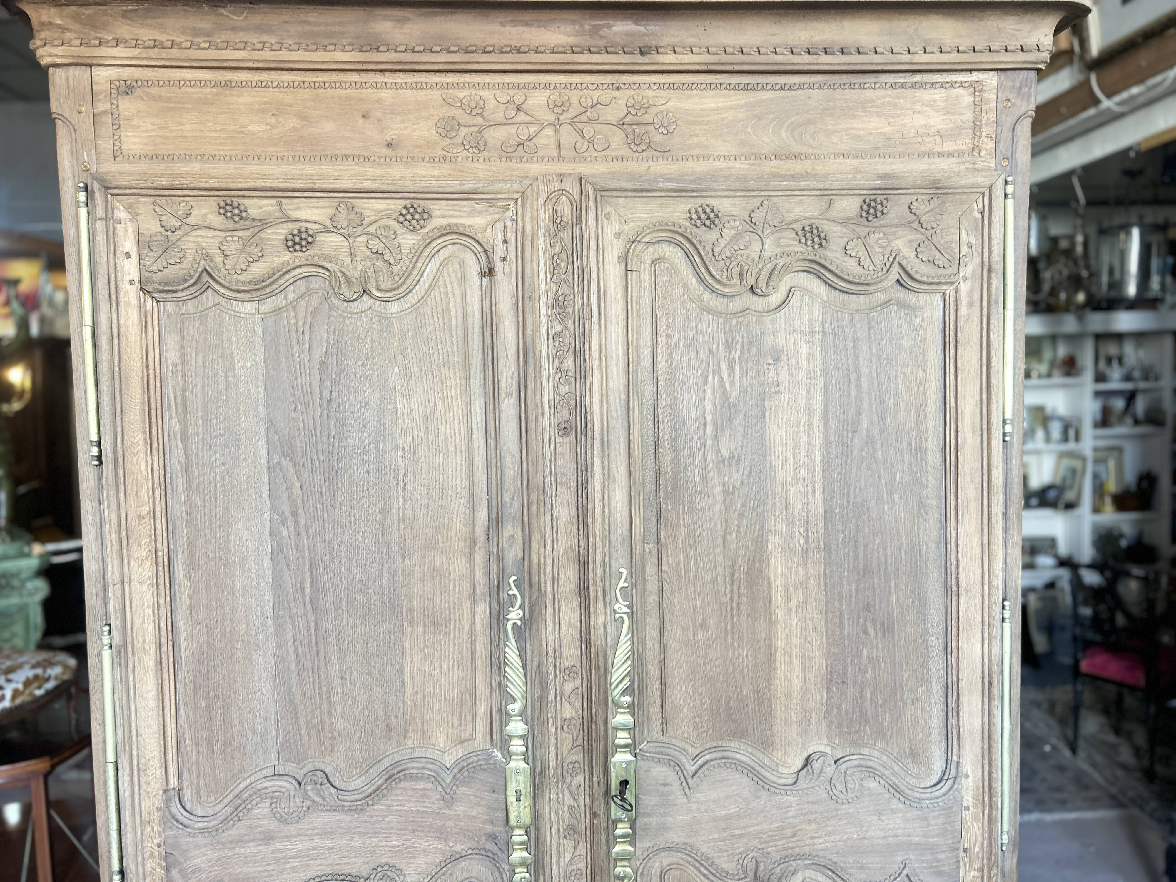Armoire ancienne ,deux portes,  en chêne décapée, Style Louis XV