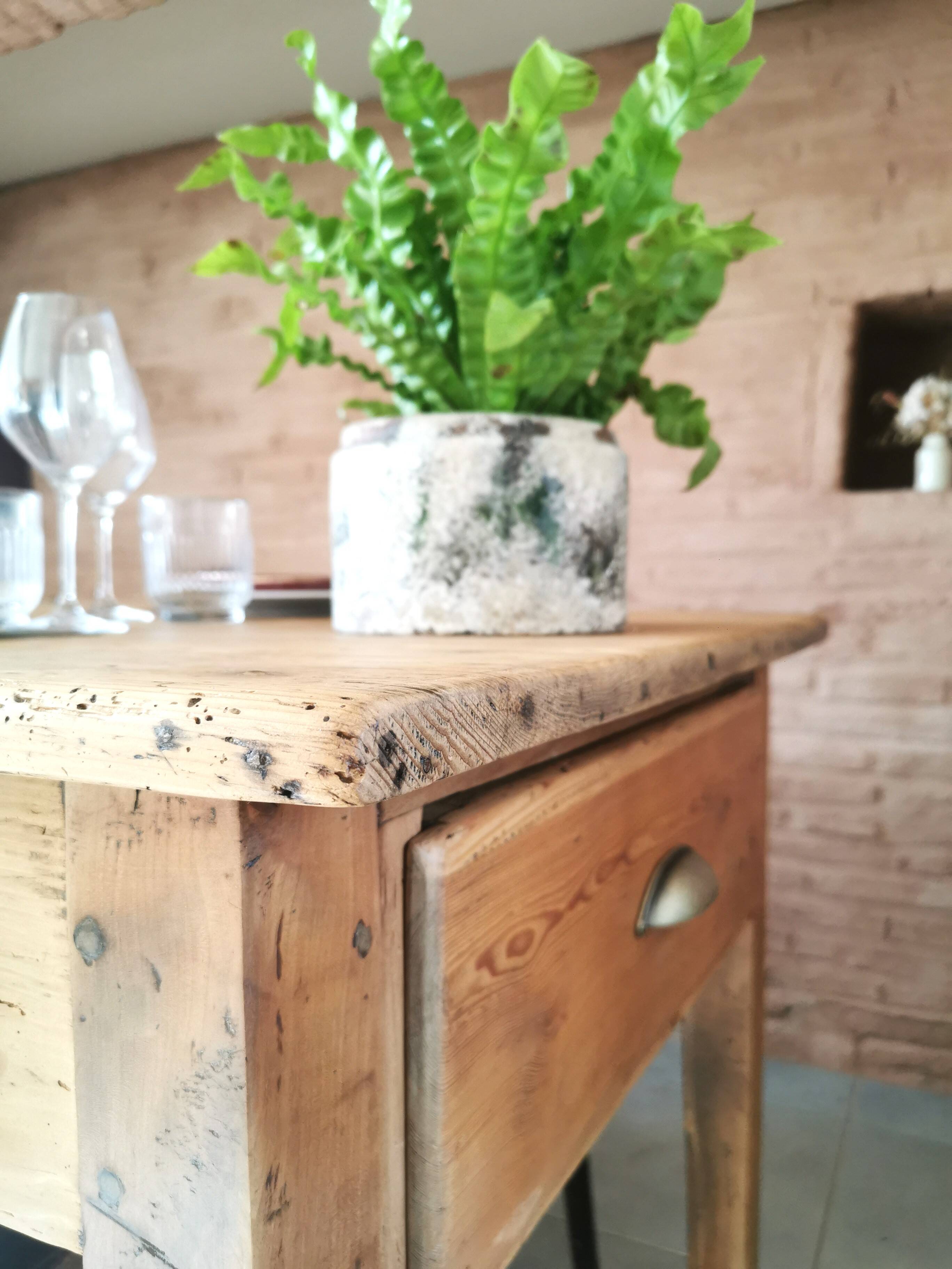 Dining table, rustic farmhouse style, 6 to 8 seats.