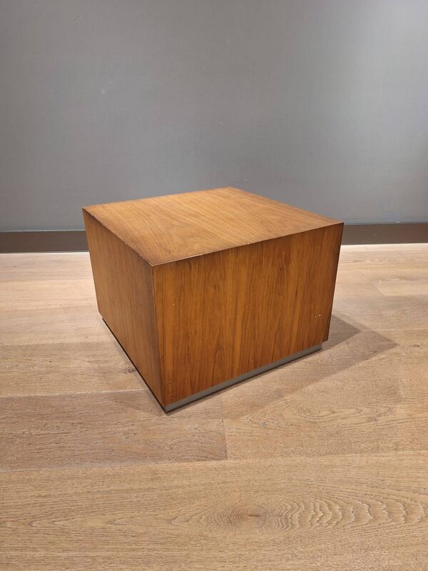 Ensemble de deux cubes modernistes / tables d'appoint ou tabourets en noyer.