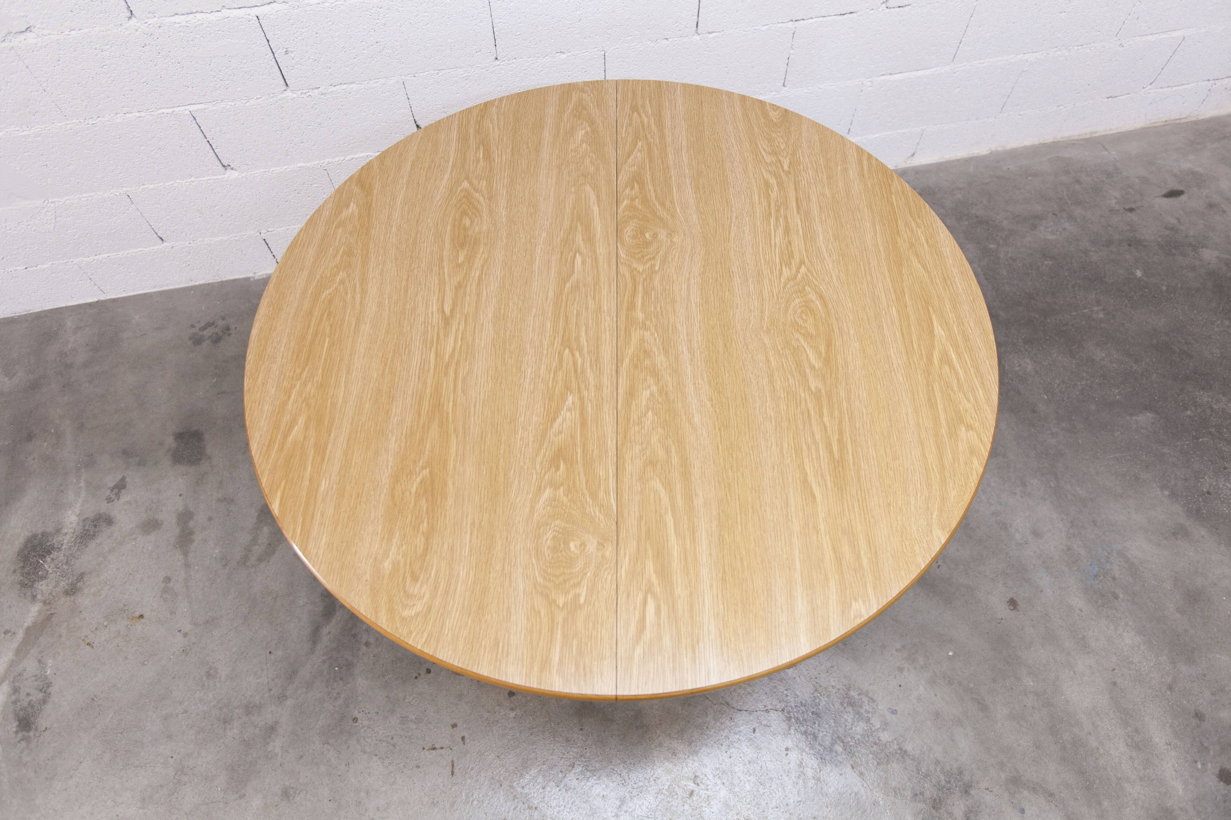 Danish ensemble transformable table 114 cm / 154 + 4 modernist chairs from the 1970s.