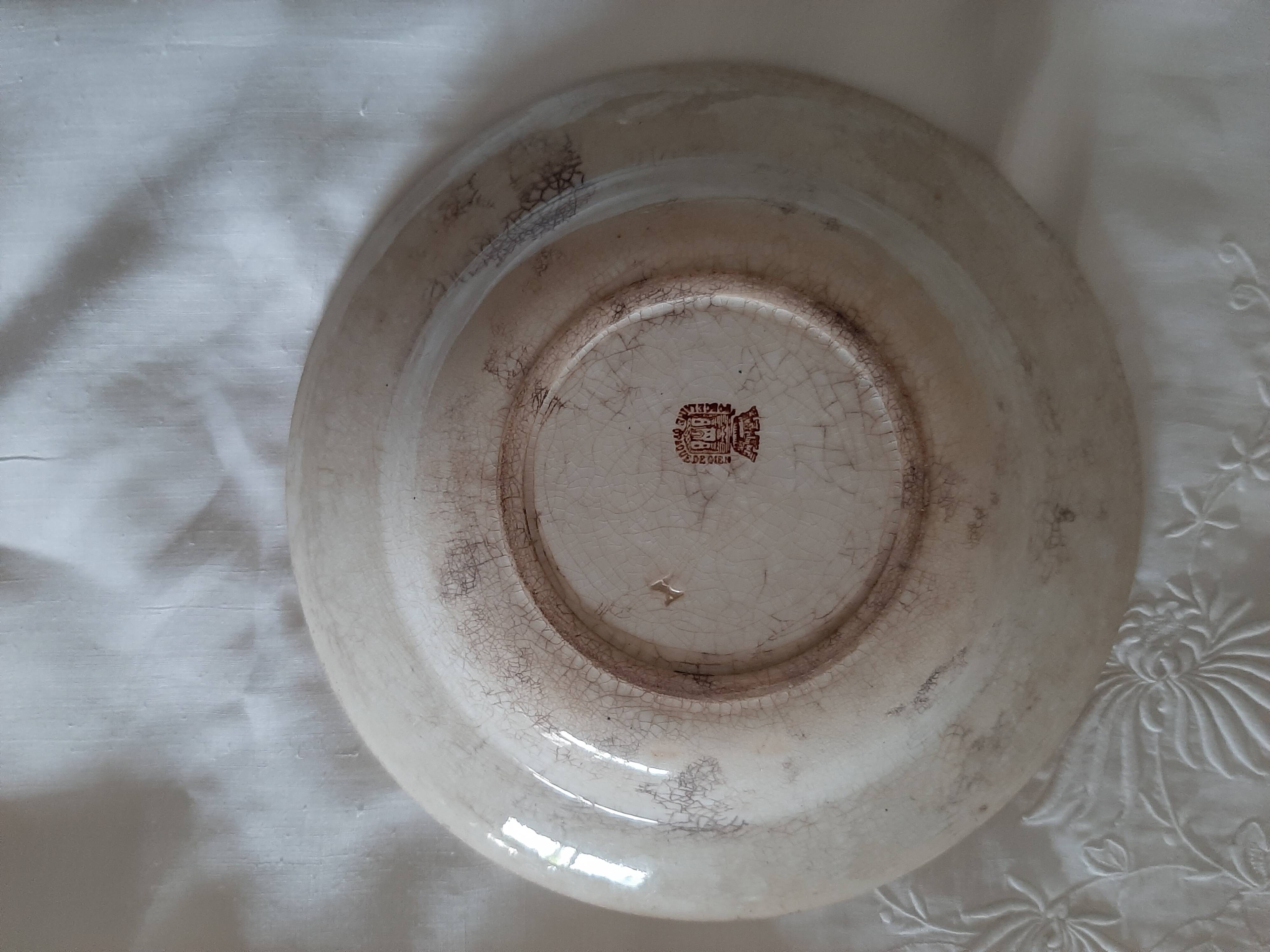 Shallow plate, late 19th century, Gien earthenware.