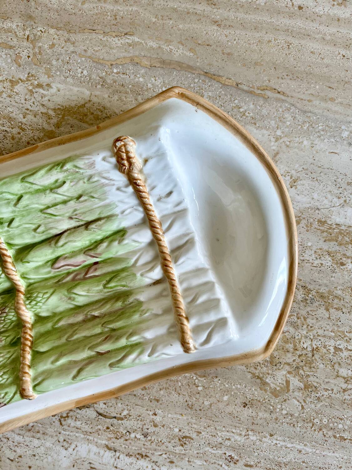 Asparagus-shaped slip dish