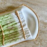 Plat en barbotine forme asperges