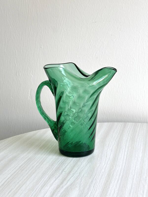Pichet en verre soufflé vert, design torsadé unique