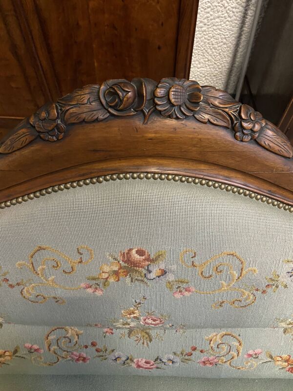 Salon style Louis Philippe avec revêtement brodé - canapé et 4 chaises