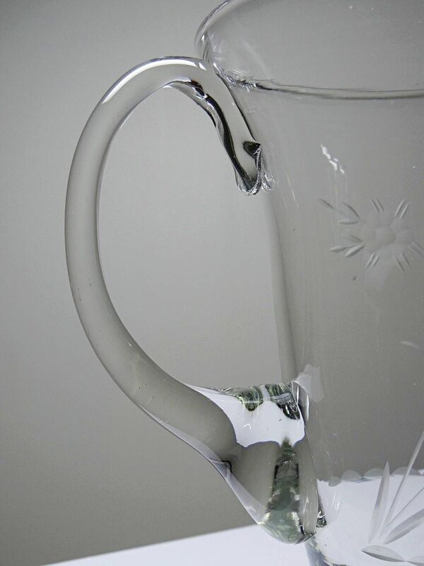 Pichet ancien en verre gravé à la roue décor végétal, Bohême, début XXe