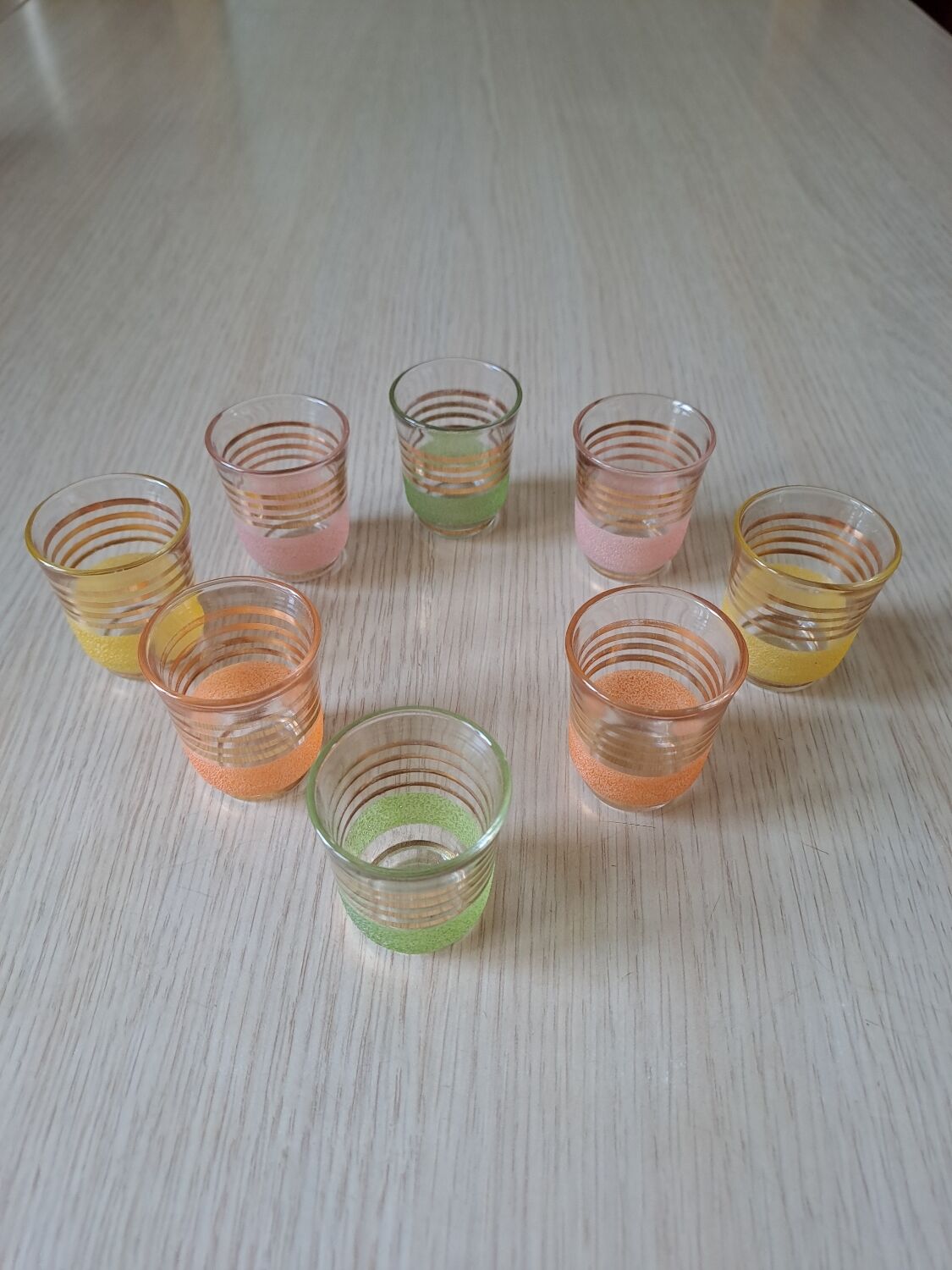 Suite de 8 verres granité