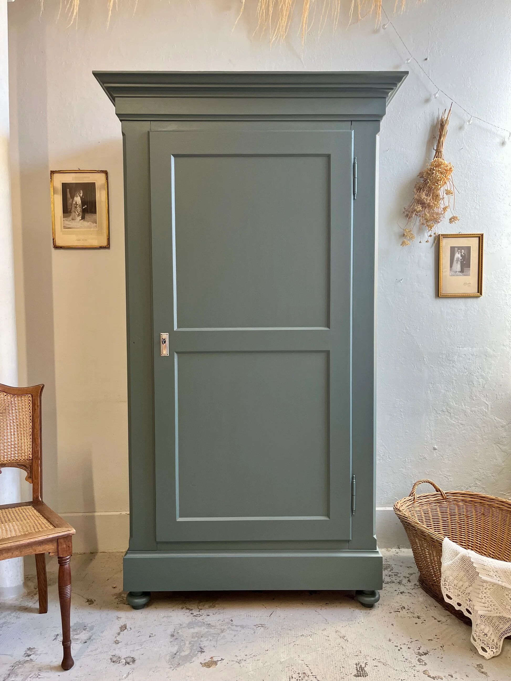 Antique bonnetière/wardrobe with one door