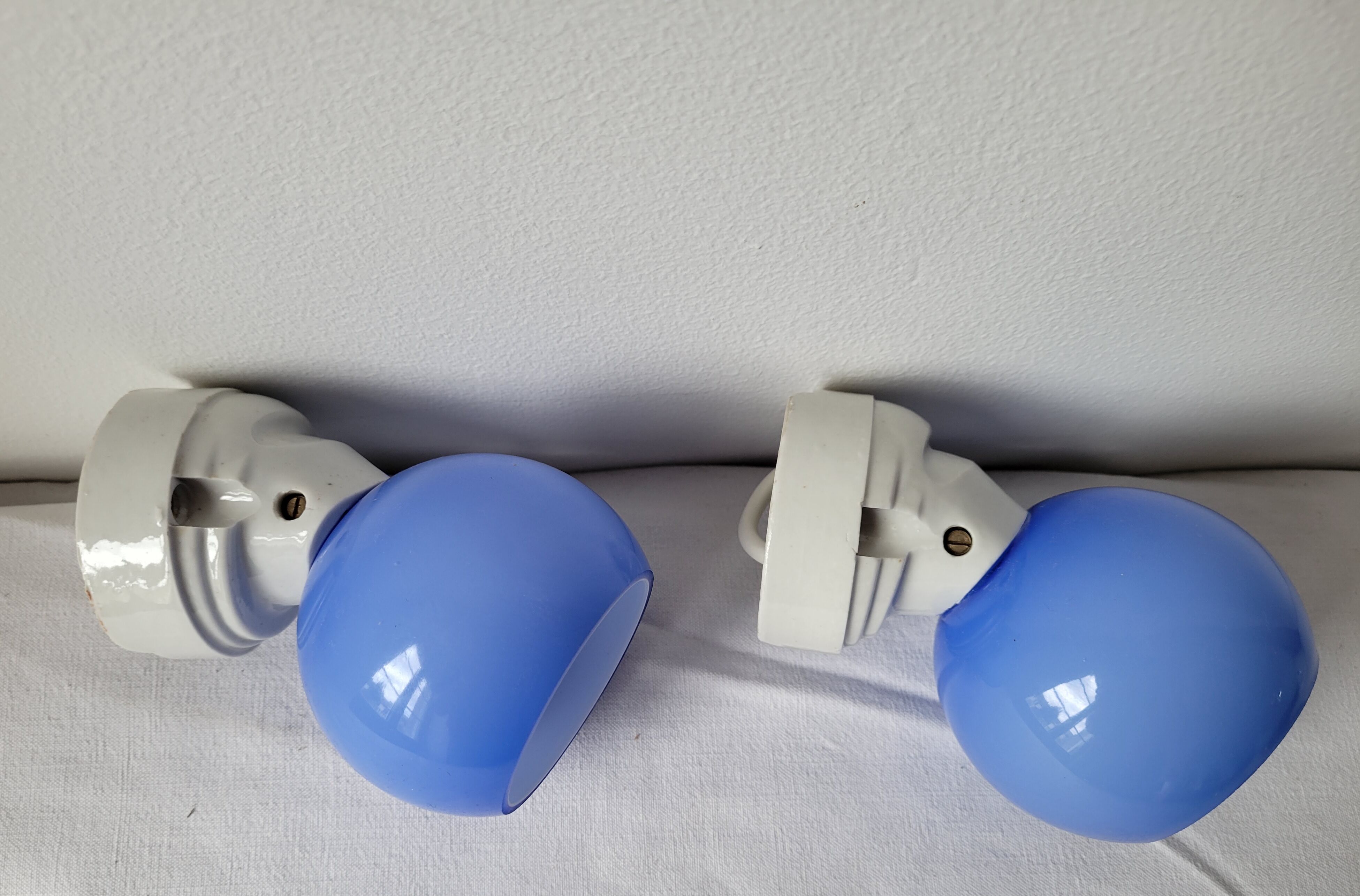 Duo of wall lamps in porcelain and blue opaline