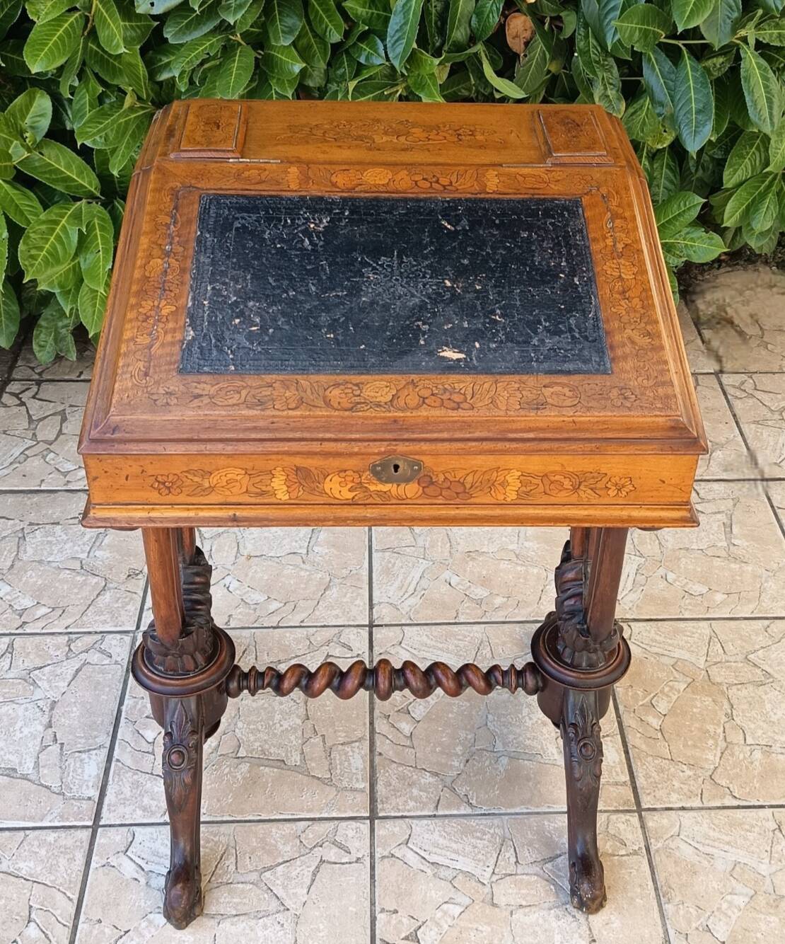 Davenport desk in marquetry walnut, Victorian era.
