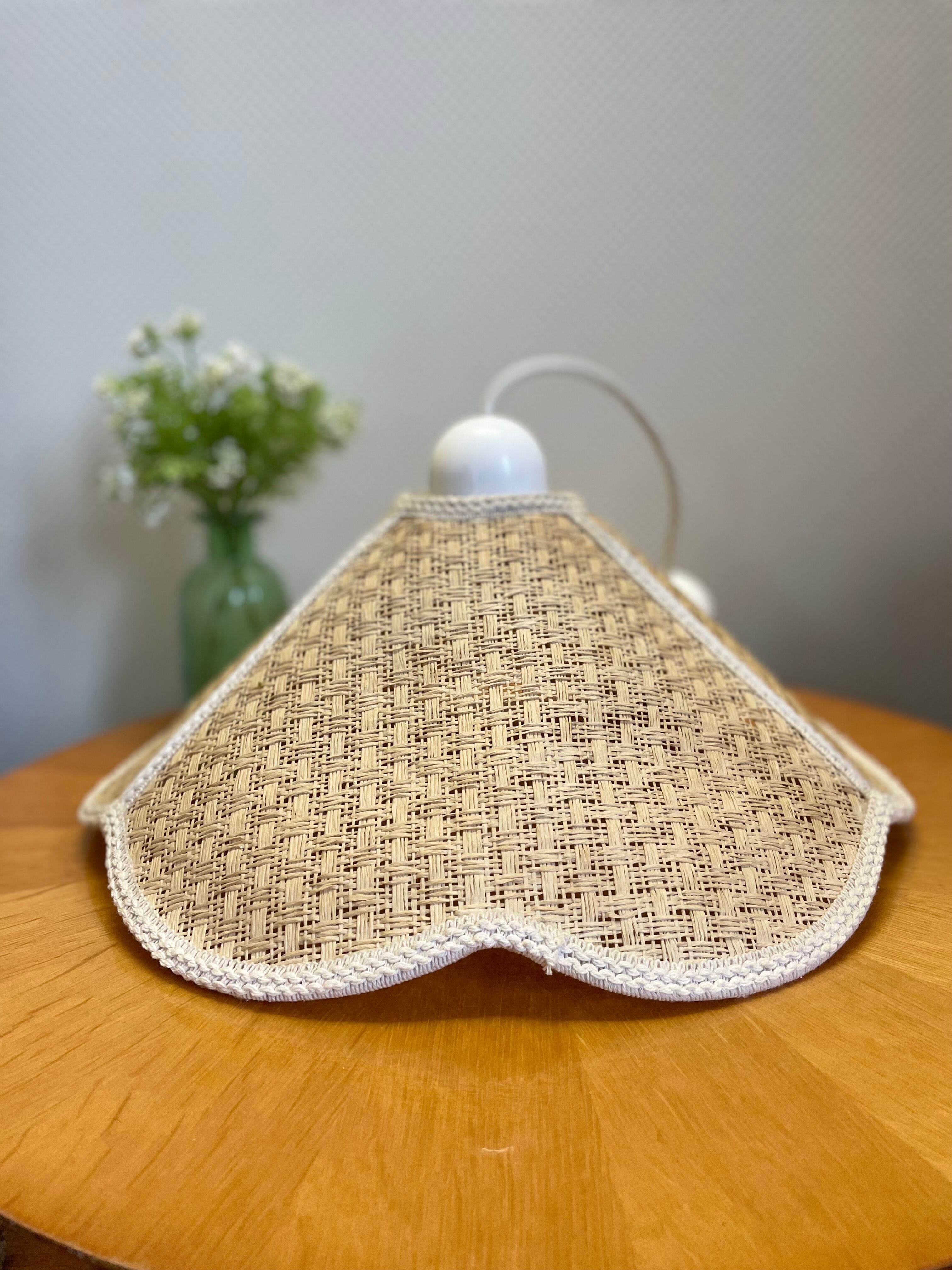 Suspension fleur en rotin vintage beige