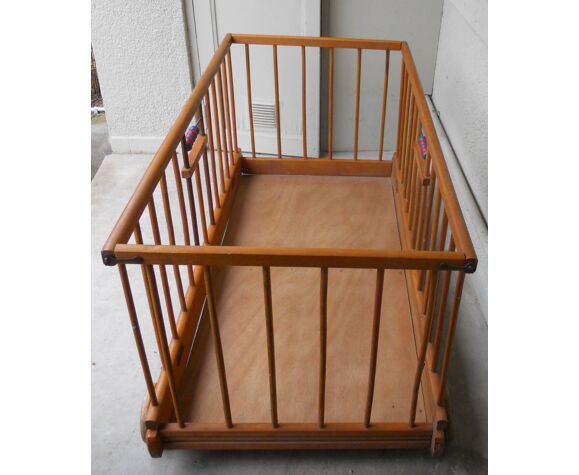 Lit D Enfant A Roulettes Pliant En Bois Vintage Selency Lit D Enfant A Roulettes Pliant En Bois Vintage Selency
