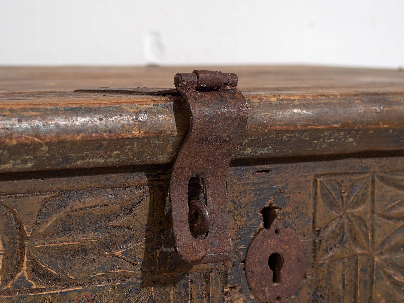 Antique chest carved with floral motifs (c.1820)