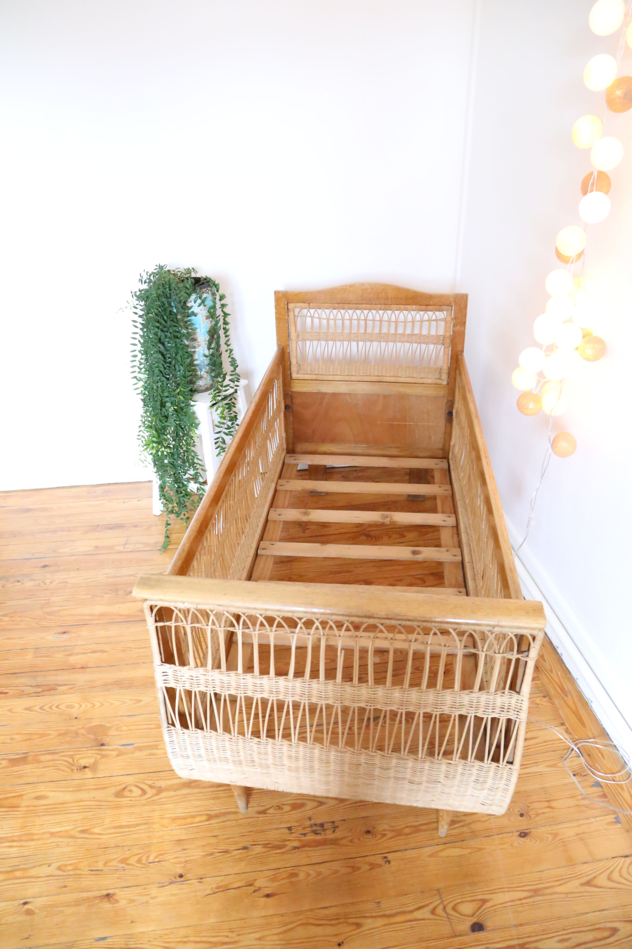 Child bed in curved wood and rattan