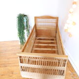 Child bed in curved wood and rattan